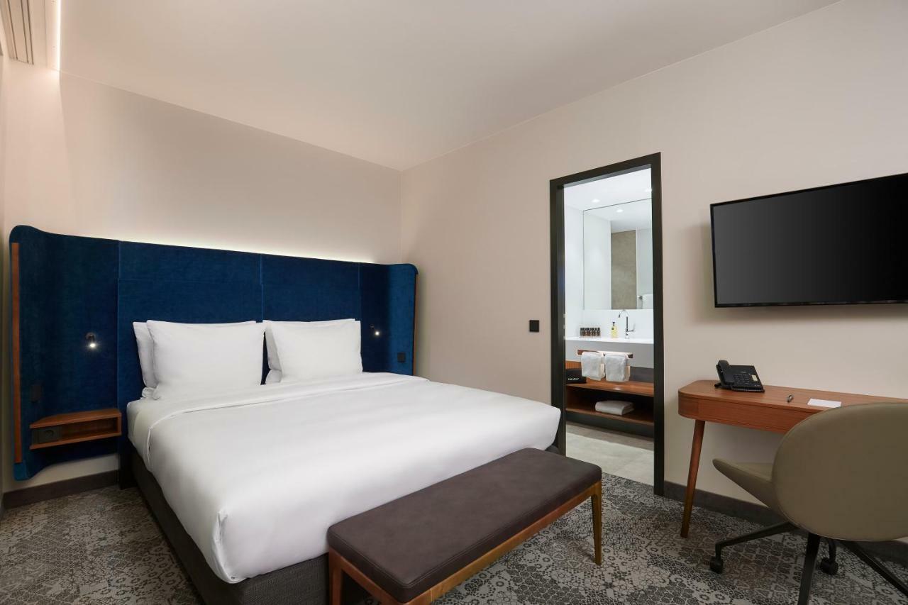 Hyperion Hotel 5*